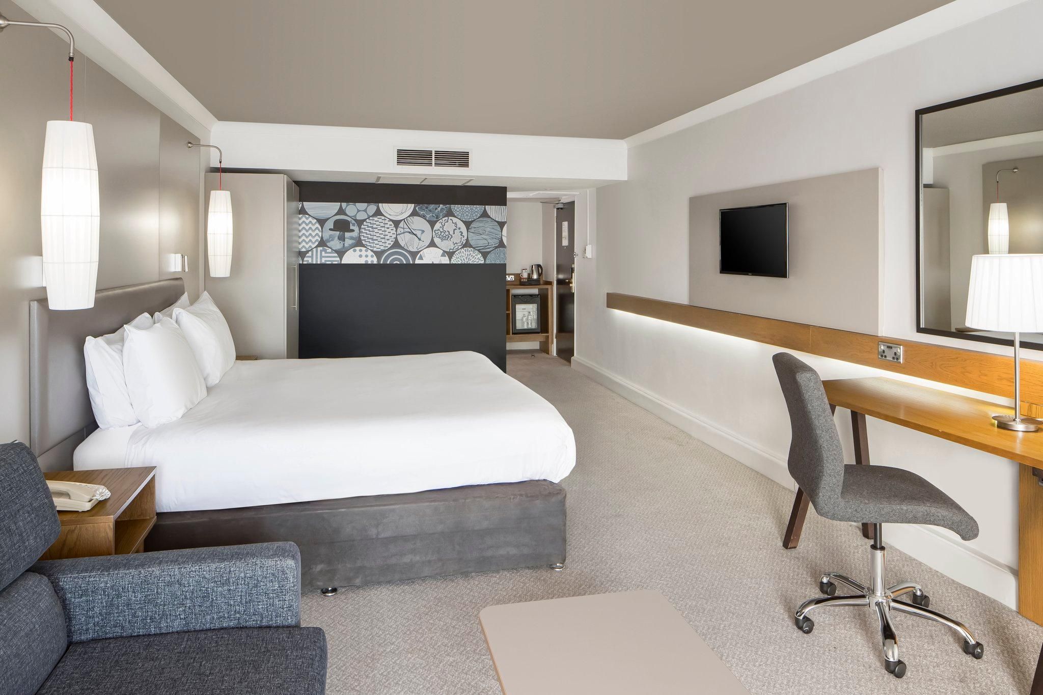 1 Super King Premium LoungeAccessibleSea Vw