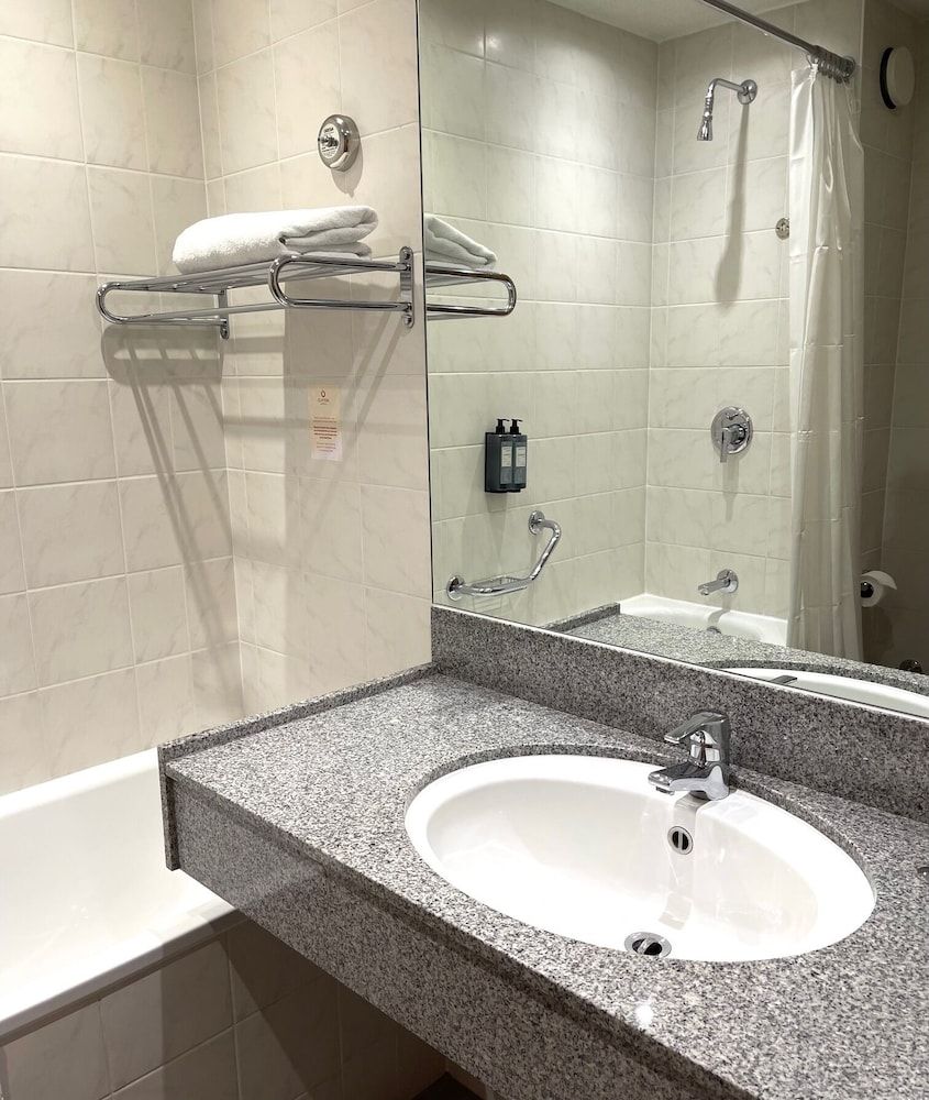 Clayton Hotel Leeds Standard King & Single Room 4