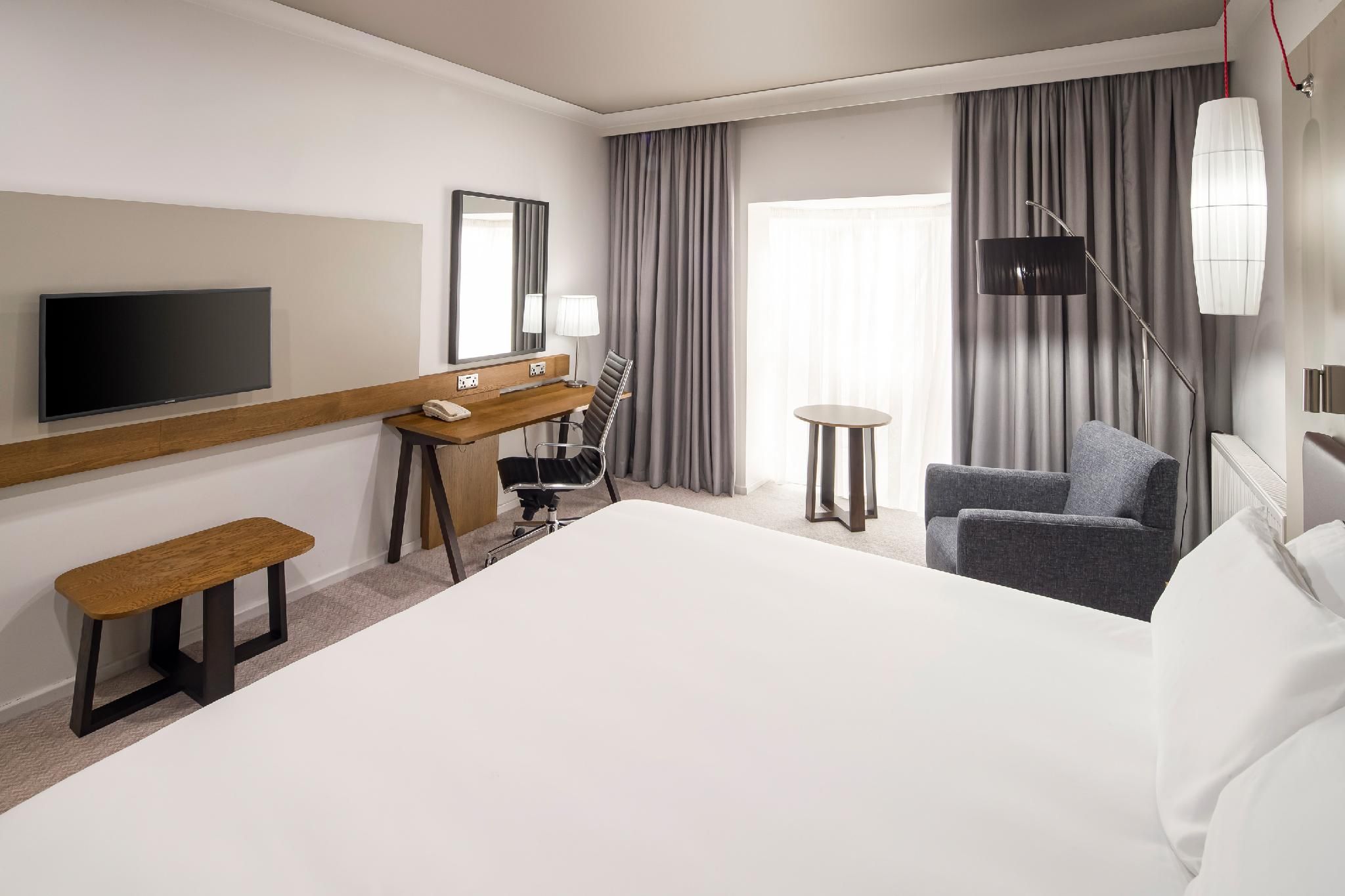 1 Queen Bed Standard
