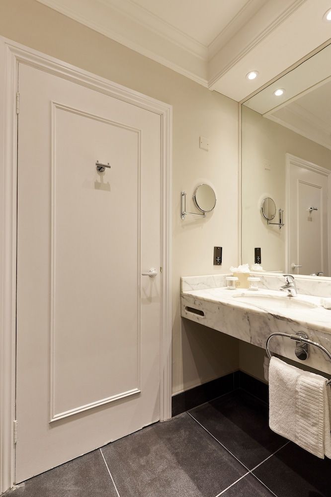 Coldra Court Hotel by Celtic Manor Superior Family (2 Queen beds) 4