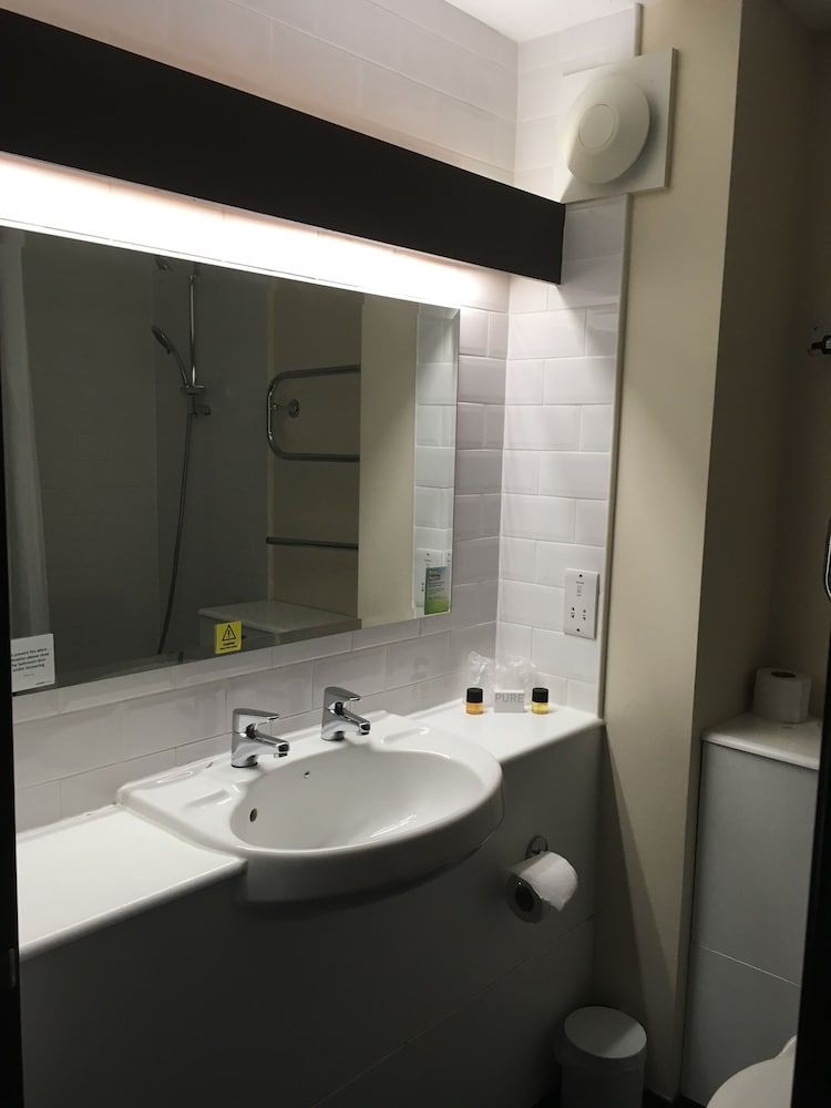 Dragonfly Hotel Colchester Standard Twin Room 7