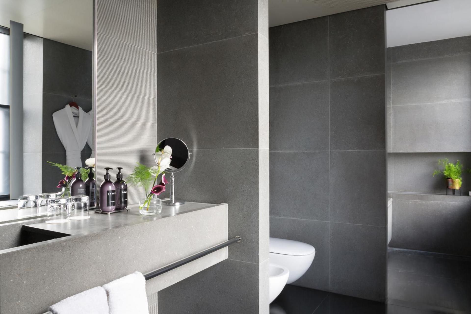 undefined Grosvenor House Suites 7