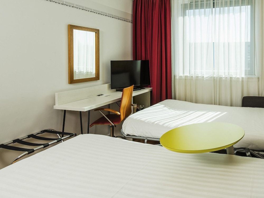 ibis Styles Crewe Family Room, Multiple Beds (The Family) 2