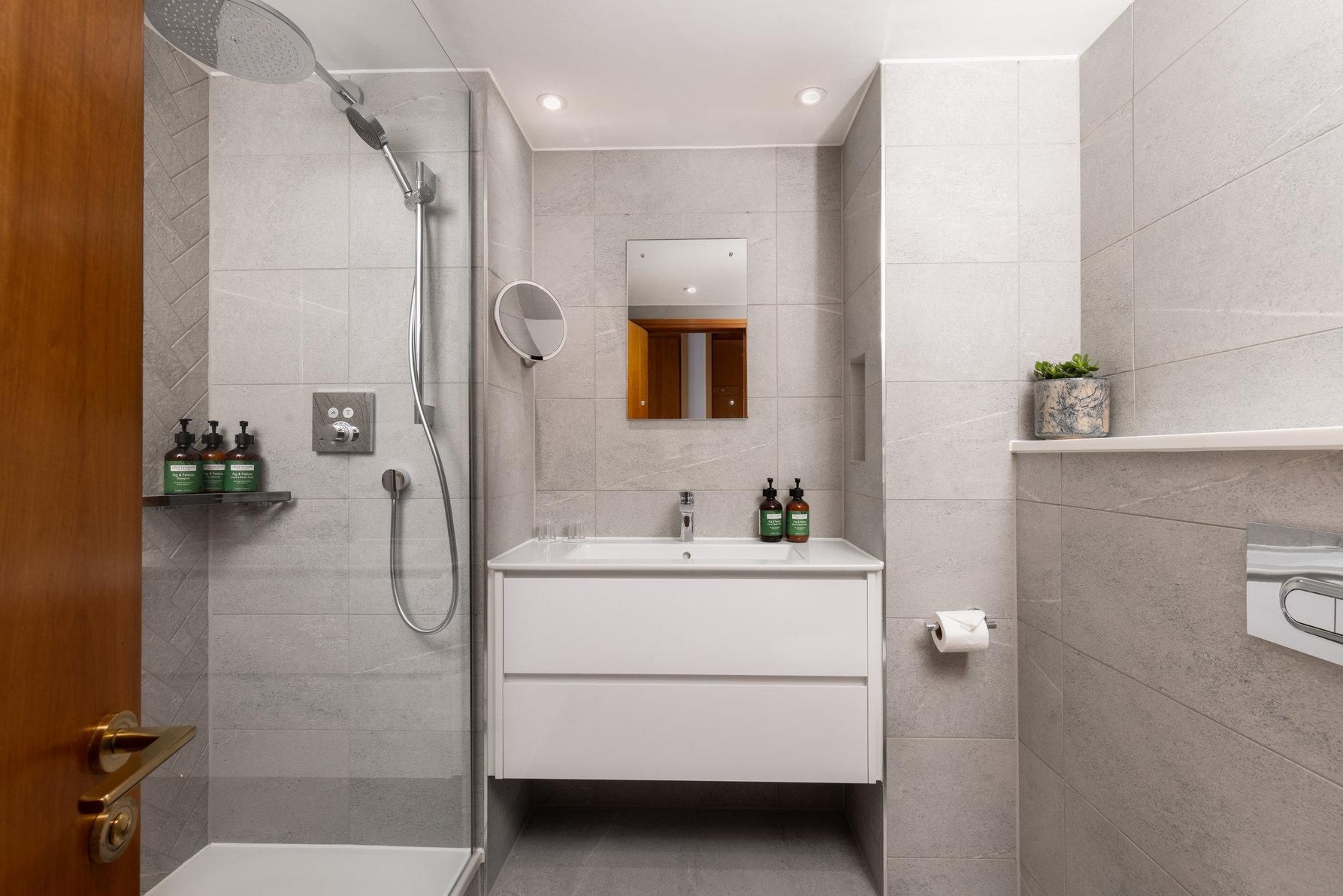 1 Super King Tiger Bay Premium Room