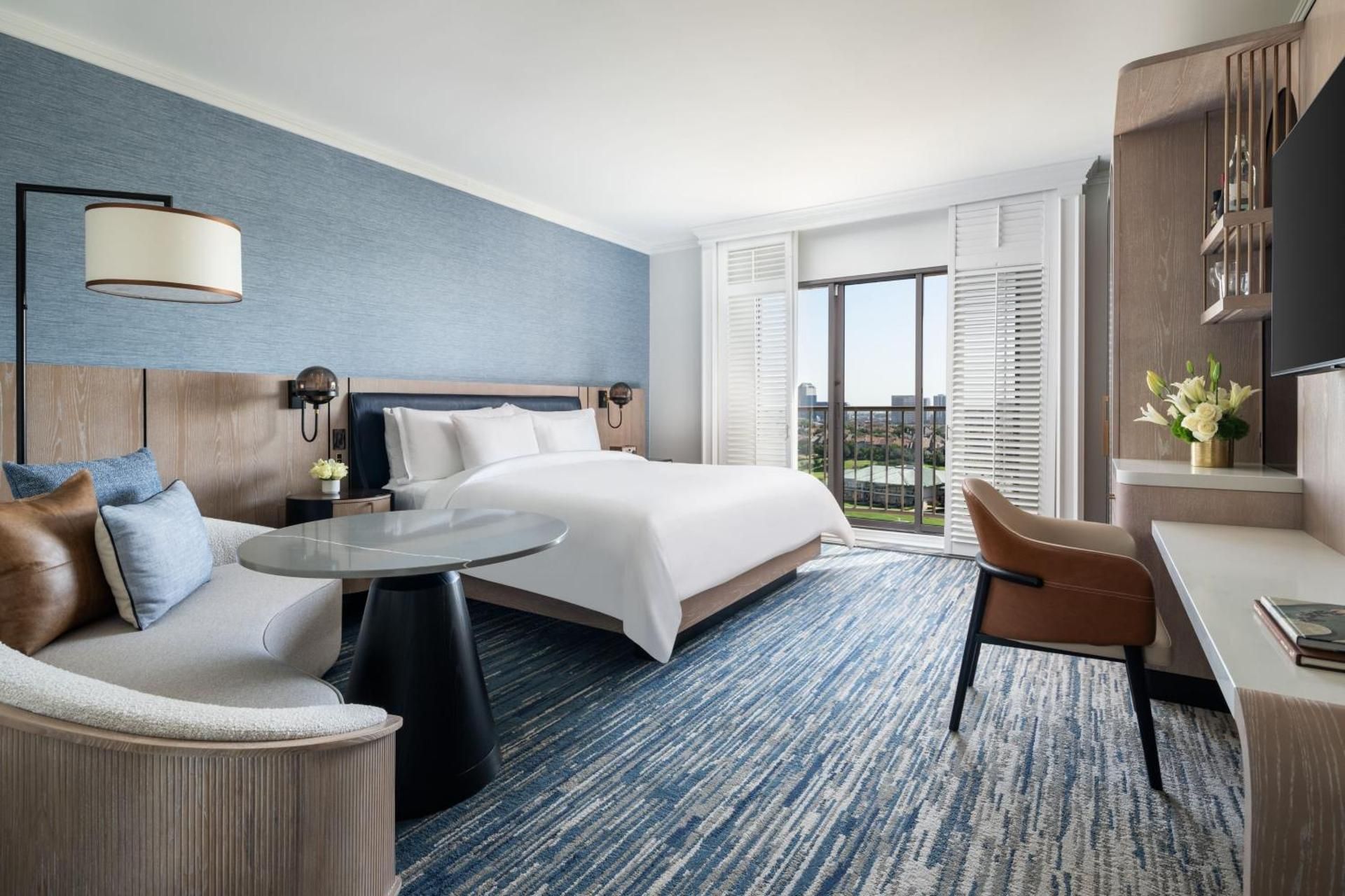 Tower Deluxe King Room with Balcony - Hearing Accessible