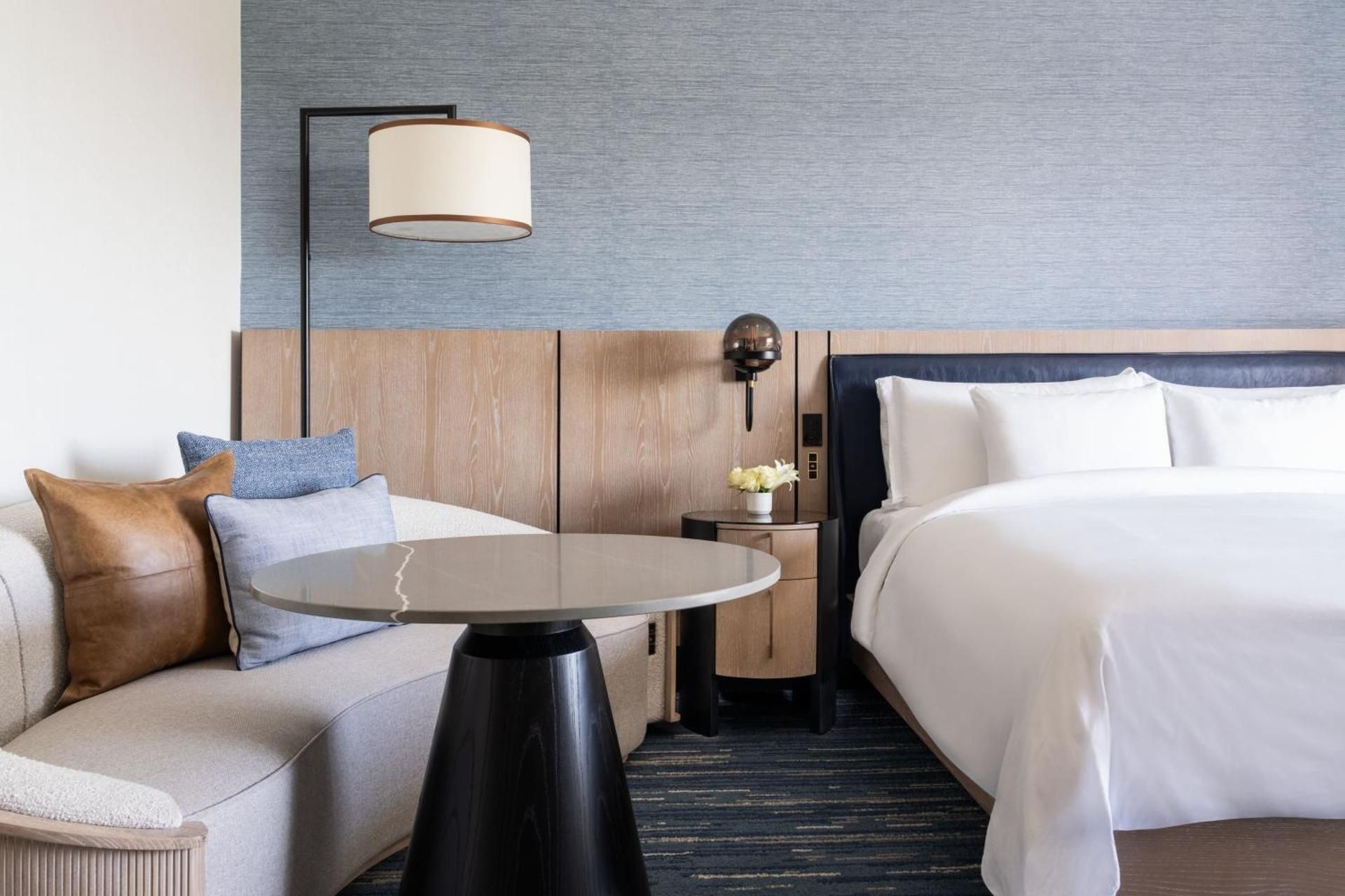 Tower Deluxe King Room with Balcony - Hearing Accessible