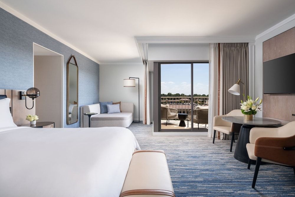 Club Room, 1 King Bed, Corner
