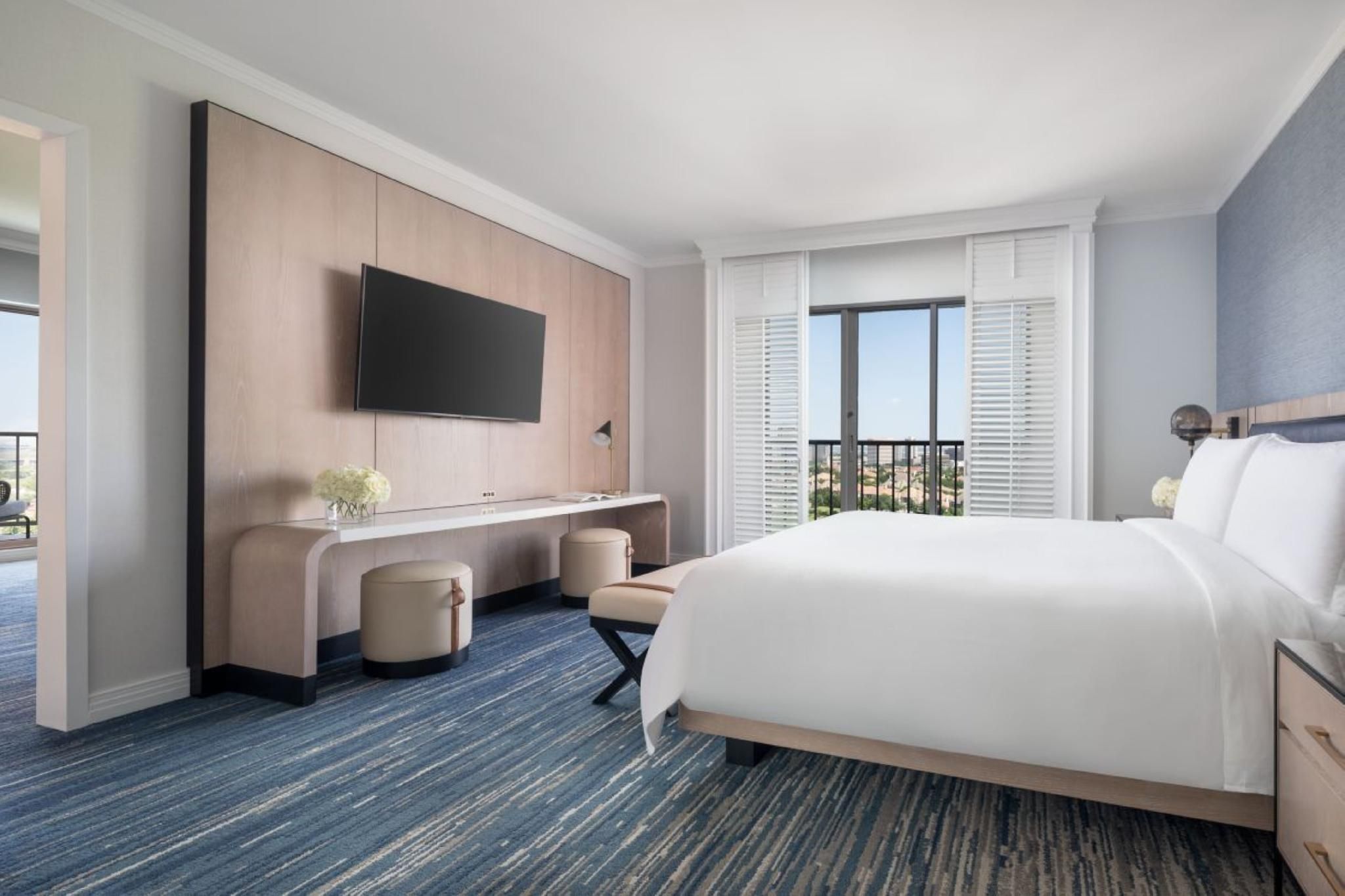 Club Tower Exec Suite, Club Lounge Access, Suite, 1 King, Golf View, Balcony