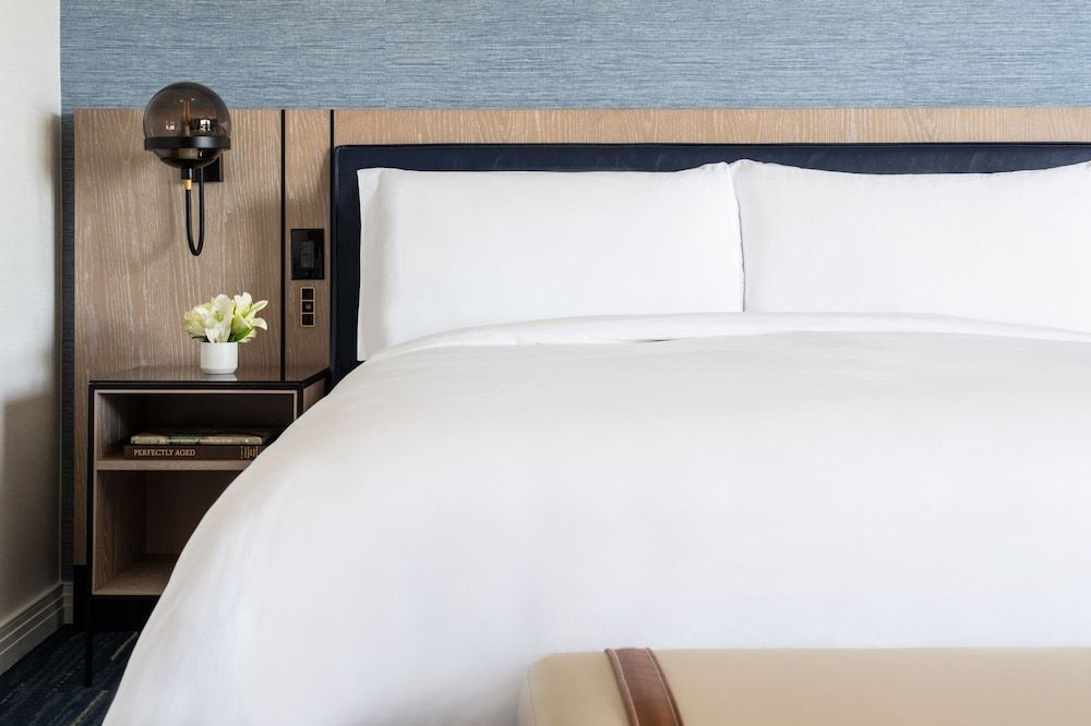 Club Room, 1 King Bed, Corner