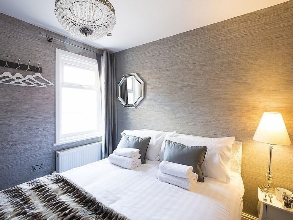 Basic Double Room, Ensuite, Garden View