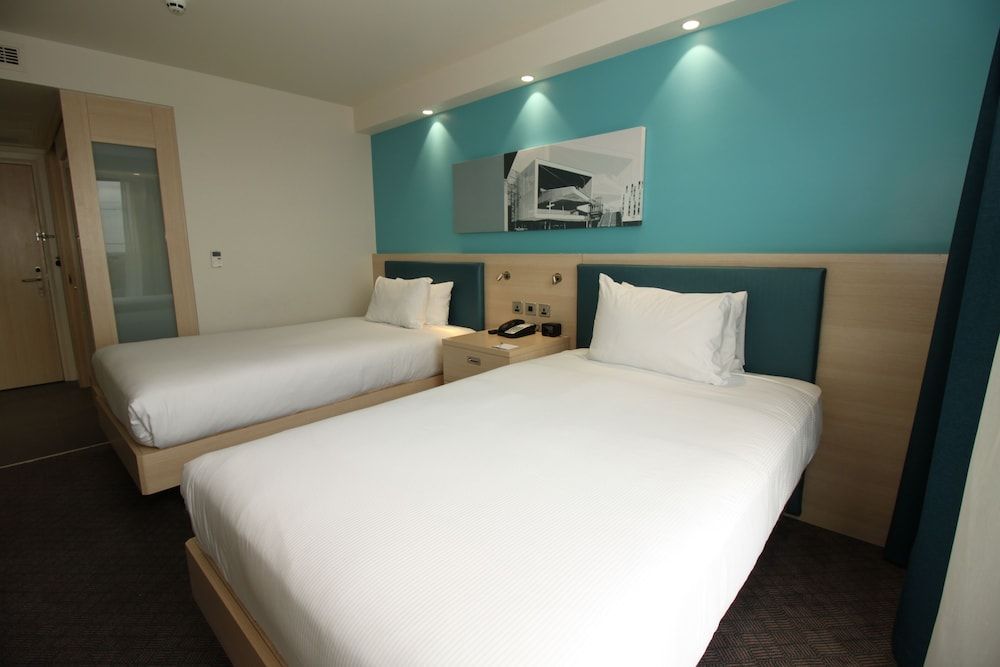 Hampton by Hilton London Docklands Twin Room 3