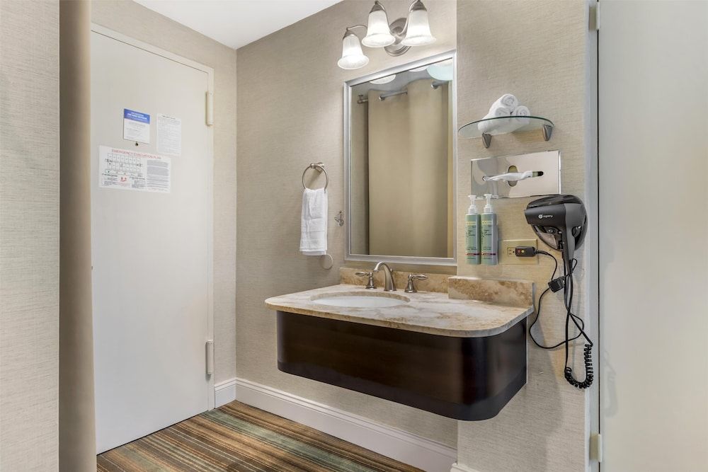 Best Western Queens Gold Coast Standard Room, 1 Queen Bed, Non Smoking, Refrigerator & Microwave 6