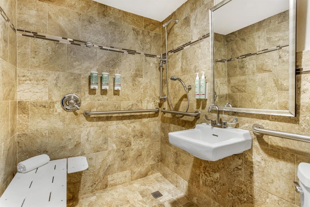 Best Western Queens Gold Coast Standard Room, 1 Queen Bed, Accessible, Refrigerator & Microwave 7