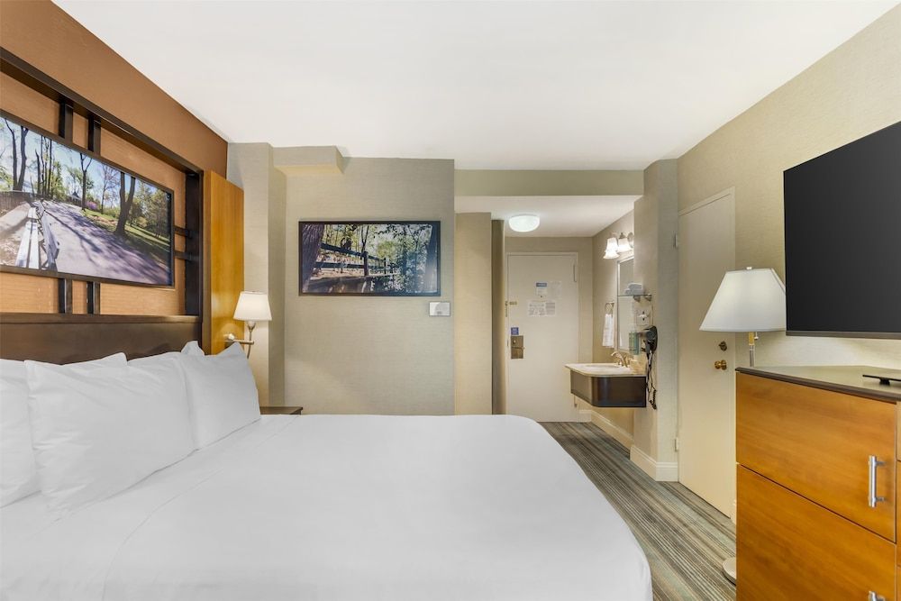 Best Western Queens Gold Coast Standard Room, 1 Queen Bed, Non Smoking, Refrigerator & Microwave 4