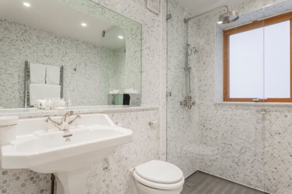 The Roseate Reading Room, 1 Queen Bed (The House) 3