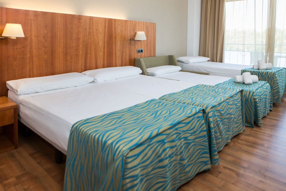 Standard Room (2 Adults + 2 Children)
