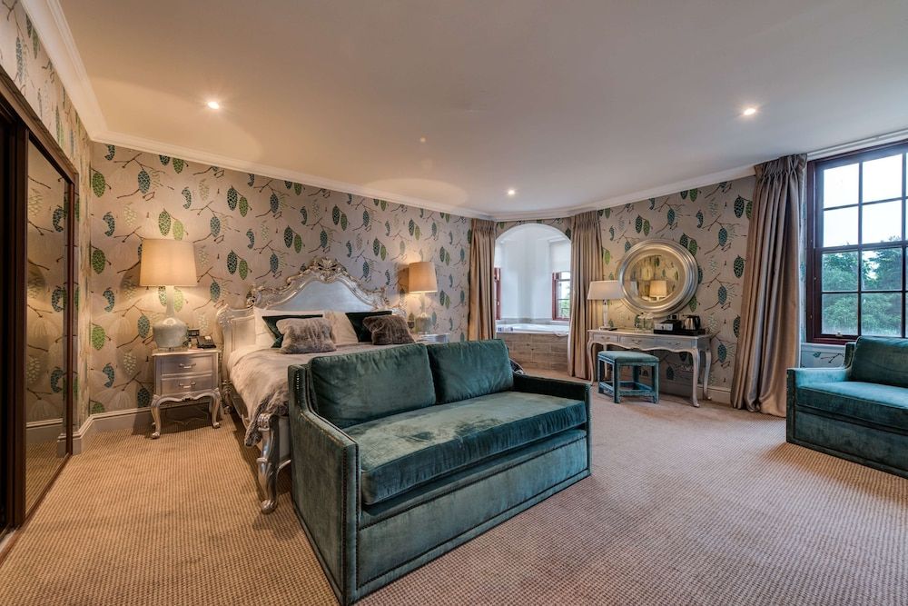 Gleddoch Golf & Spa Resort Suite, 1 King Bed, Non Smoking, Hot Tub (Walk-in Shower;with Sofabed) 3