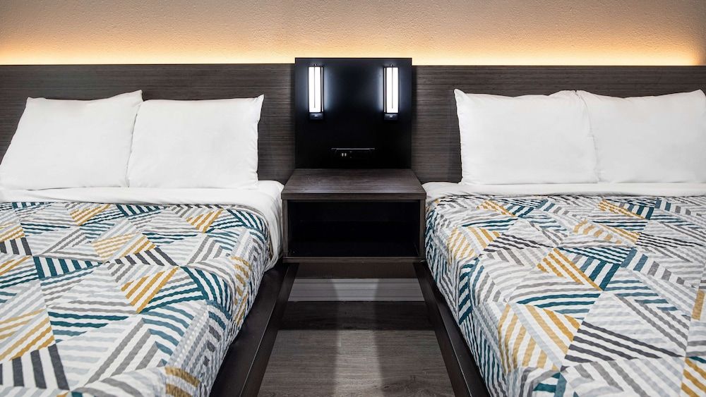 Motel 6 Anaheim, CA - Convention Center Standard Room, 2 Queen Beds, Non Smoking 2