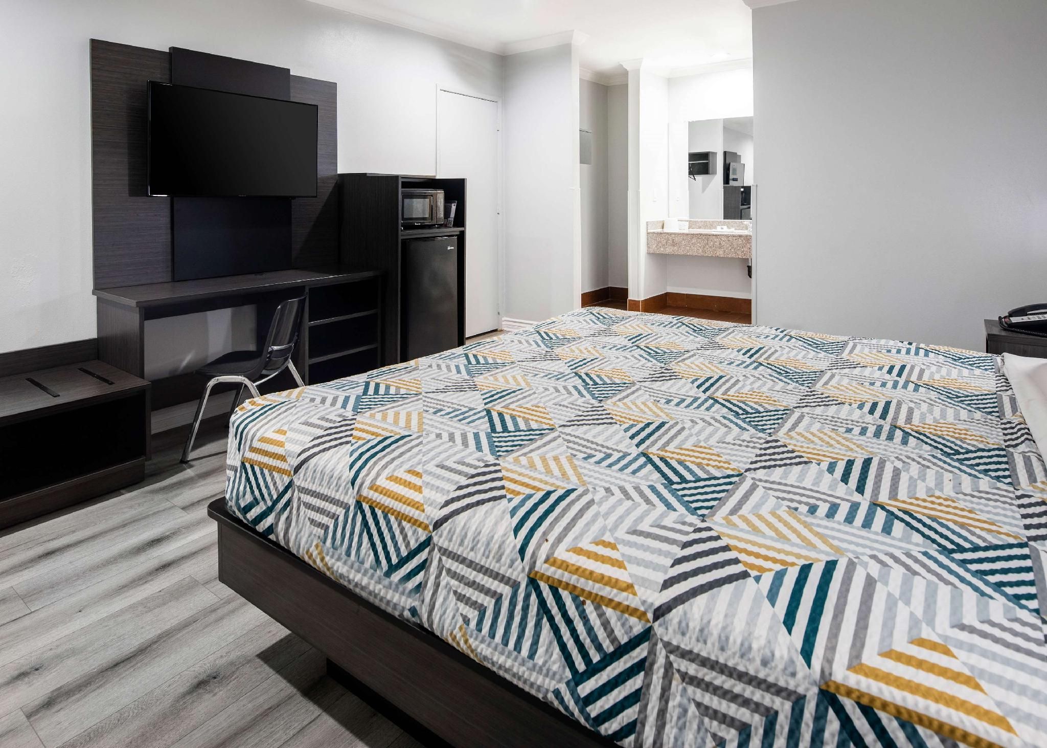 1 King Bed Non-Smoking