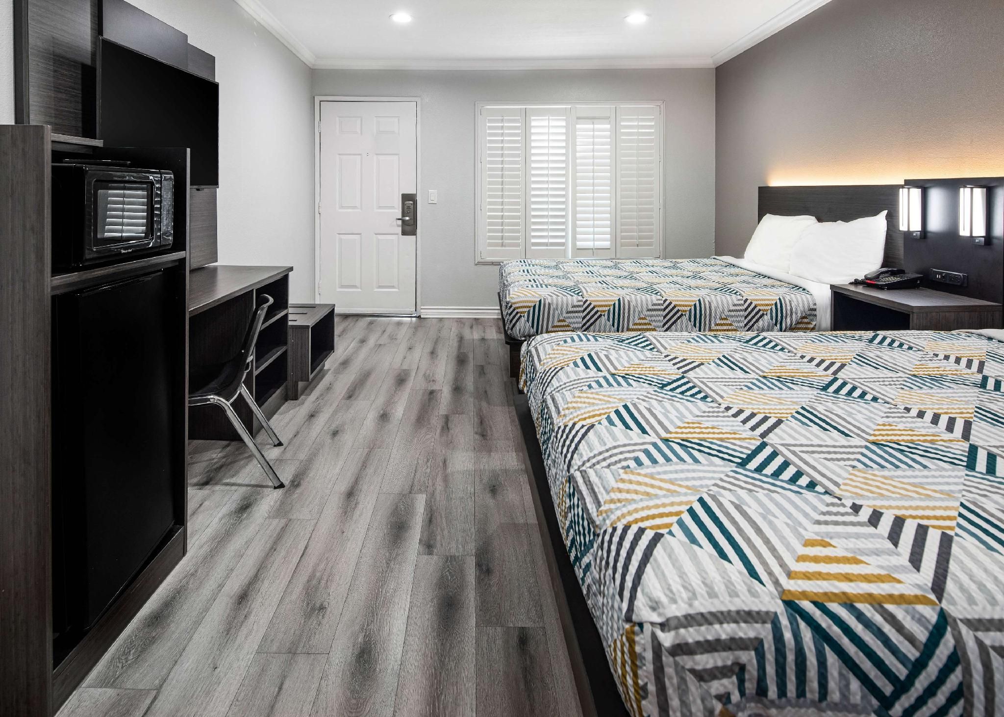 Motel 6 Anaheim, CA - Convention Center 1 King - 1 Queen Bed Non-Smoking 2