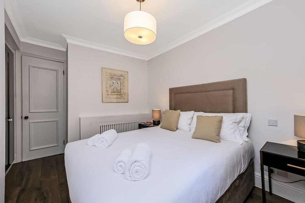 10 Curzon Street Apartments by Mansley Traditional Apartment, 2 Bedrooms, Non Smoking, Kitchen 4