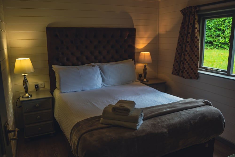 Lake View Chalet Lusty Boa - Sleeps 4 Guests (Self Catering)