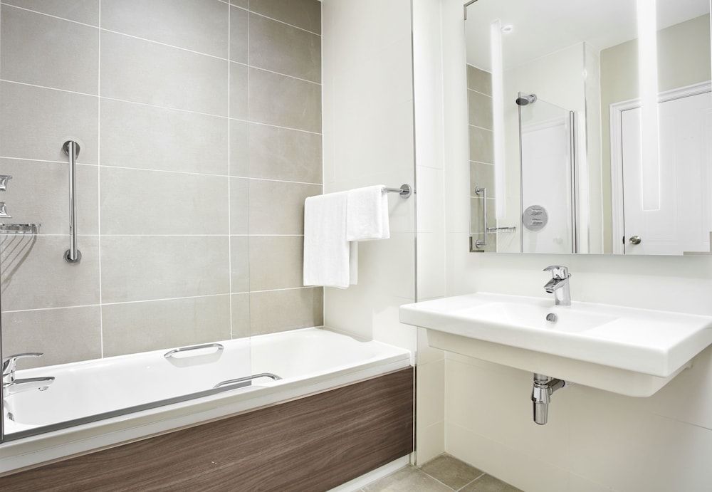 Leonardo Hotel and Conference Venue Hinckley Island Standard Double Room 4