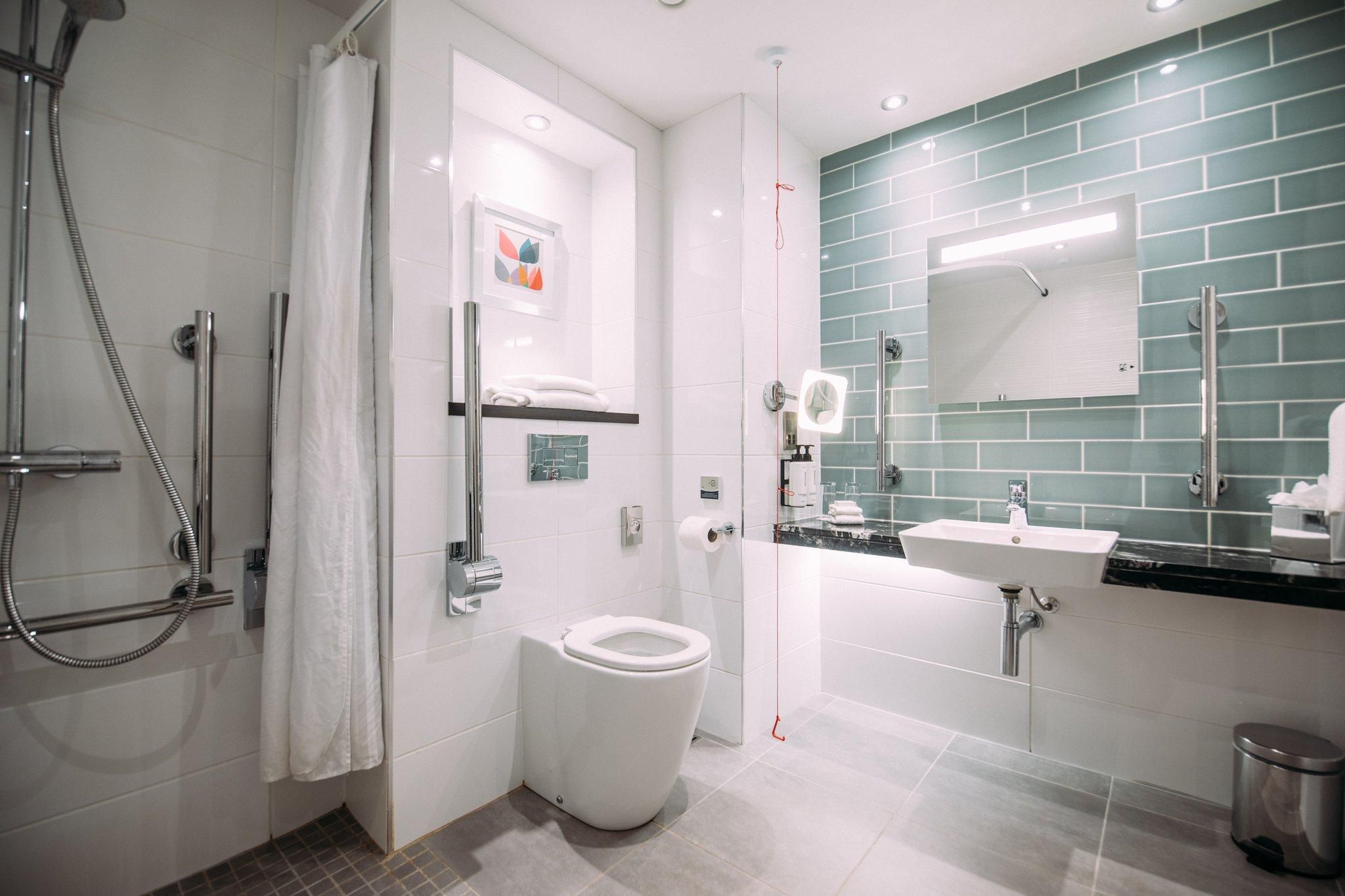 Crowne Plaza Belfast by IHG 1 King Bed Standard Accessible 3