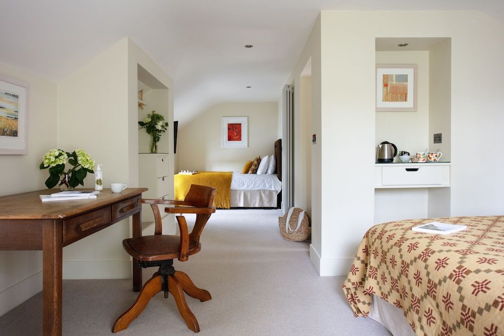 The Plume of Feathers Family Room, Multiple Beds 3