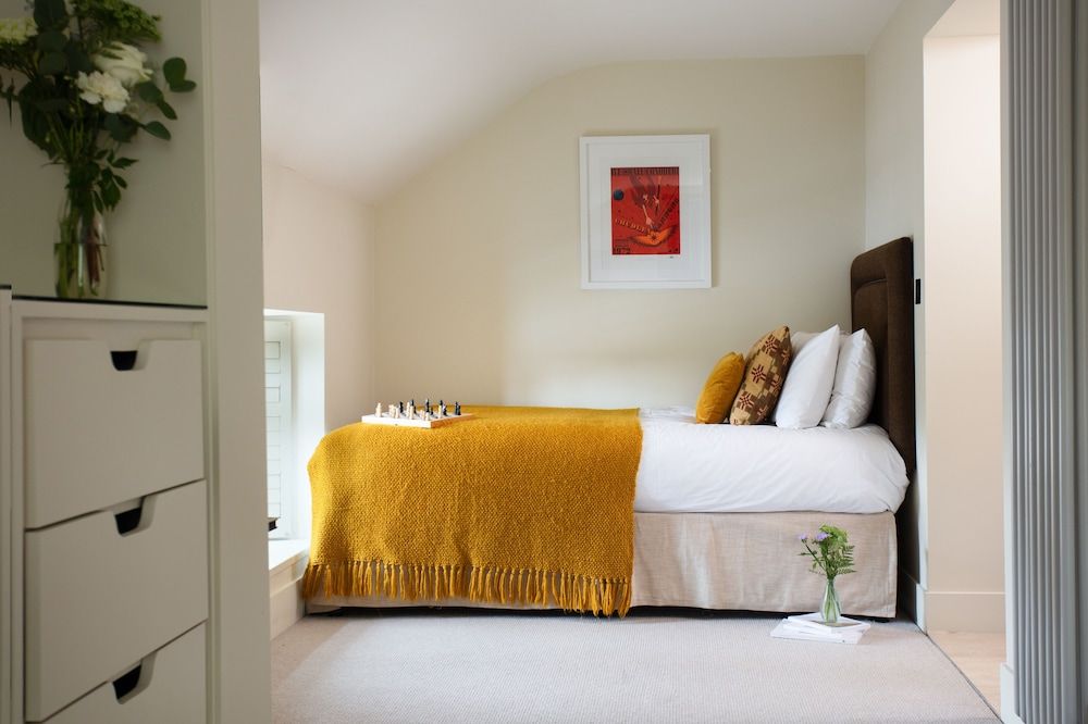 The Plume of Feathers Family Room, Multiple Beds 4