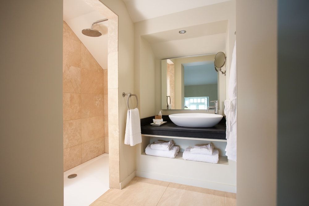 The Plume of Feathers Family Room, Multiple Beds 4