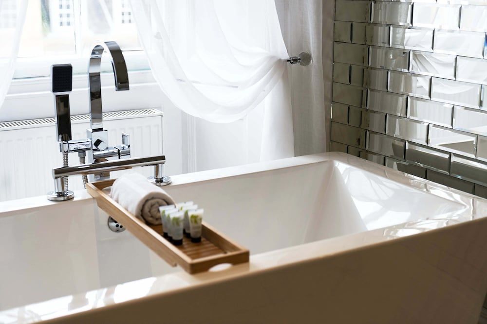 Hanover 71 Suites Deluxe Room, Bathtub 5