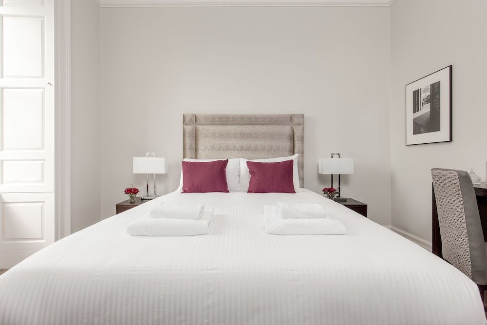 Destiny Scotland Chisholm Hunter Suites Superior Apartment, Castle View 2