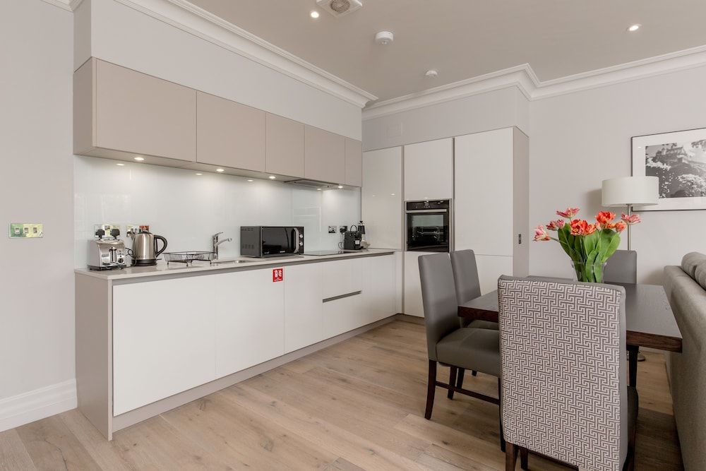 Destiny Scotland Chisholm Hunter Suites Superior Apartment, Castle View 5