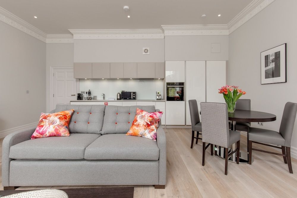 Destiny Scotland Chisholm Hunter Suites Superior Apartment, Castle View 6