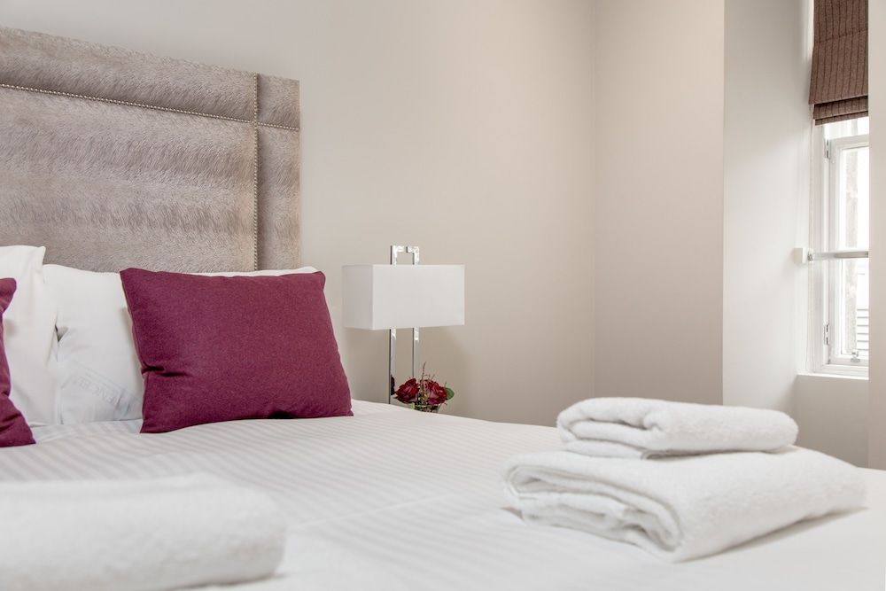 Destiny Scotland Chisholm Hunter Suites Superior Apartment, Castle View 3