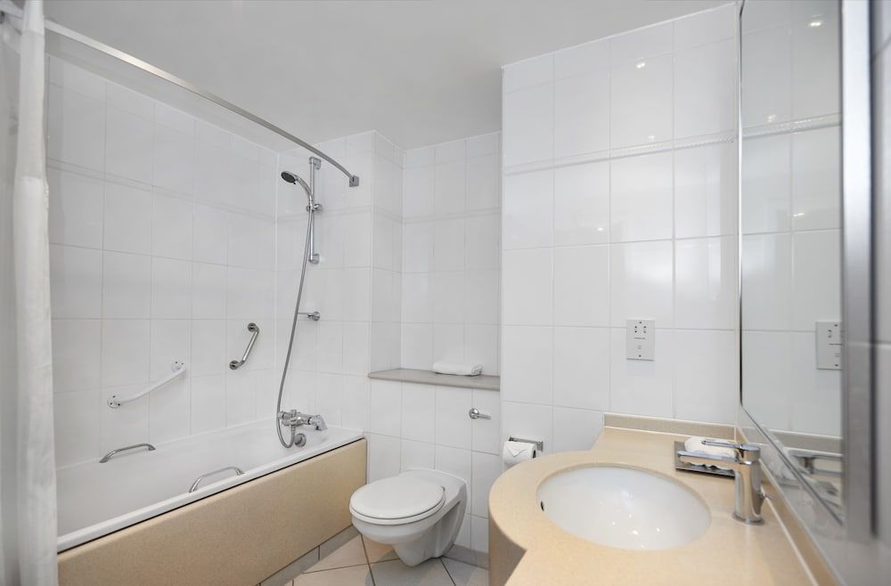 DoubleTree by Hilton Bristol North Twin Room 4