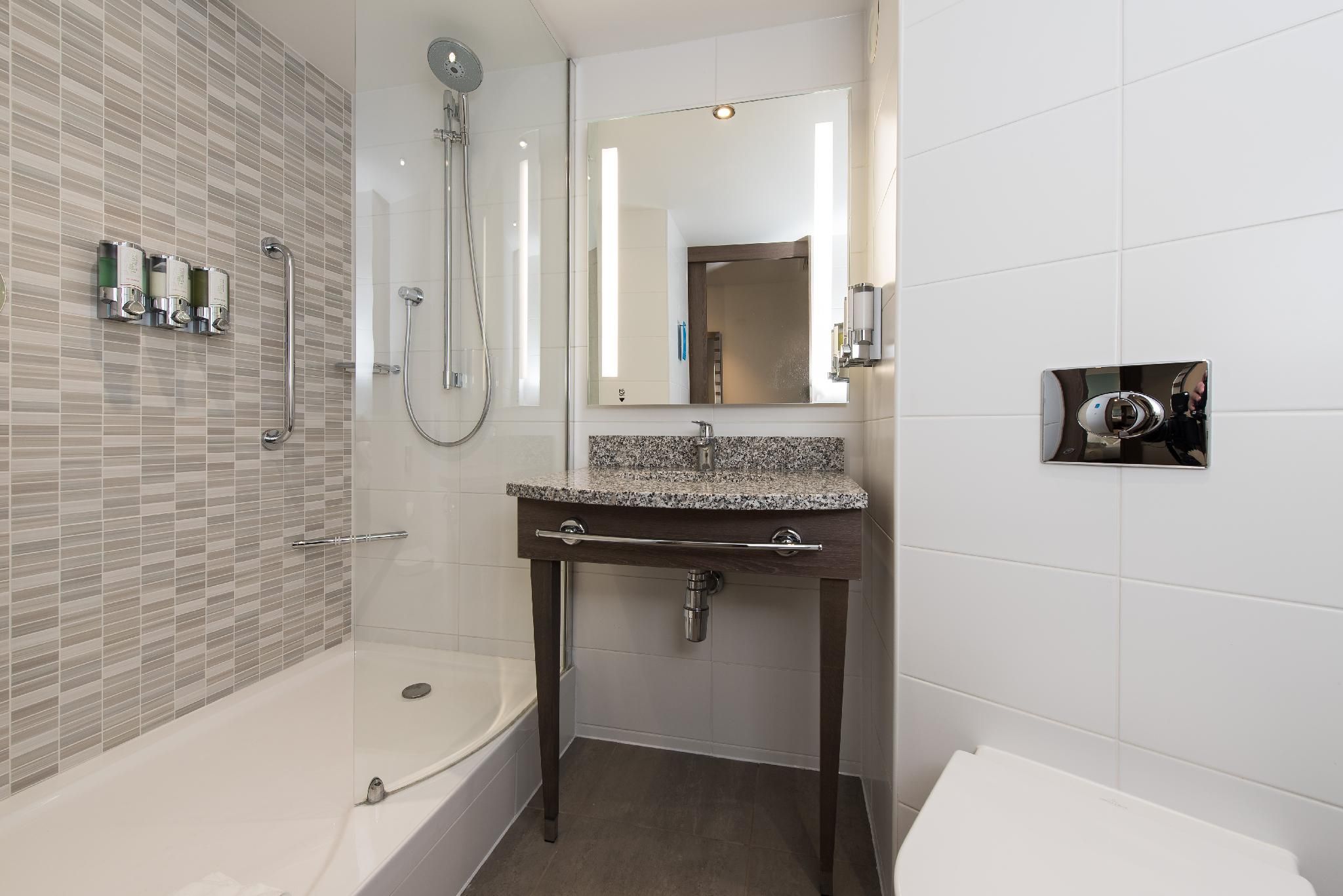 undefined Hampton by Hilton Edinburgh West End 10