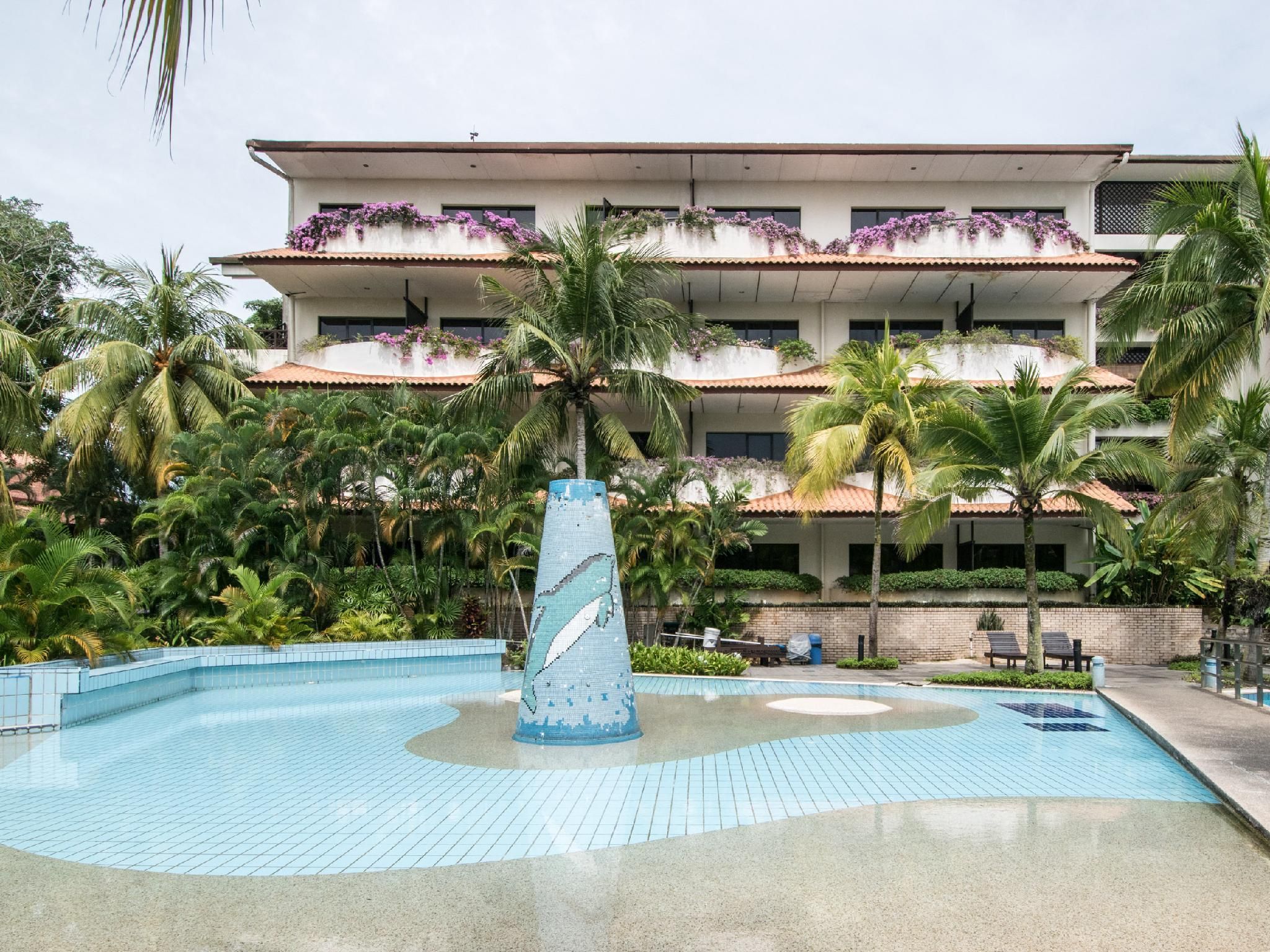 swimming pool [outdoor]