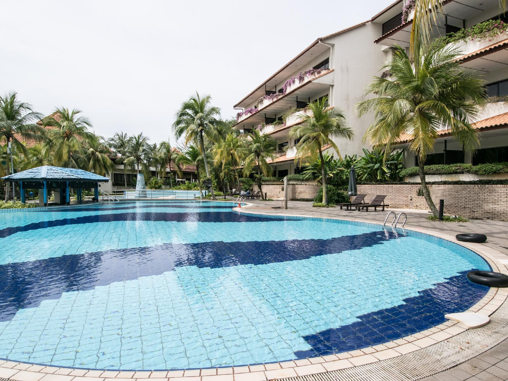 swimming pool [outdoor]