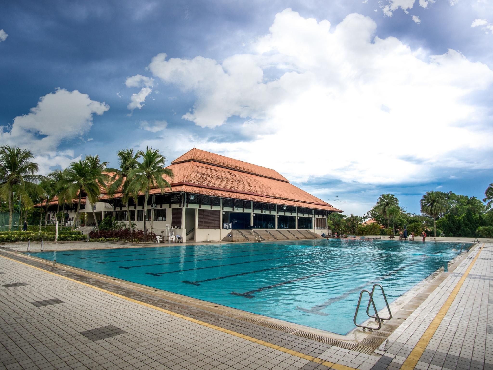 swimming pool [outdoor]