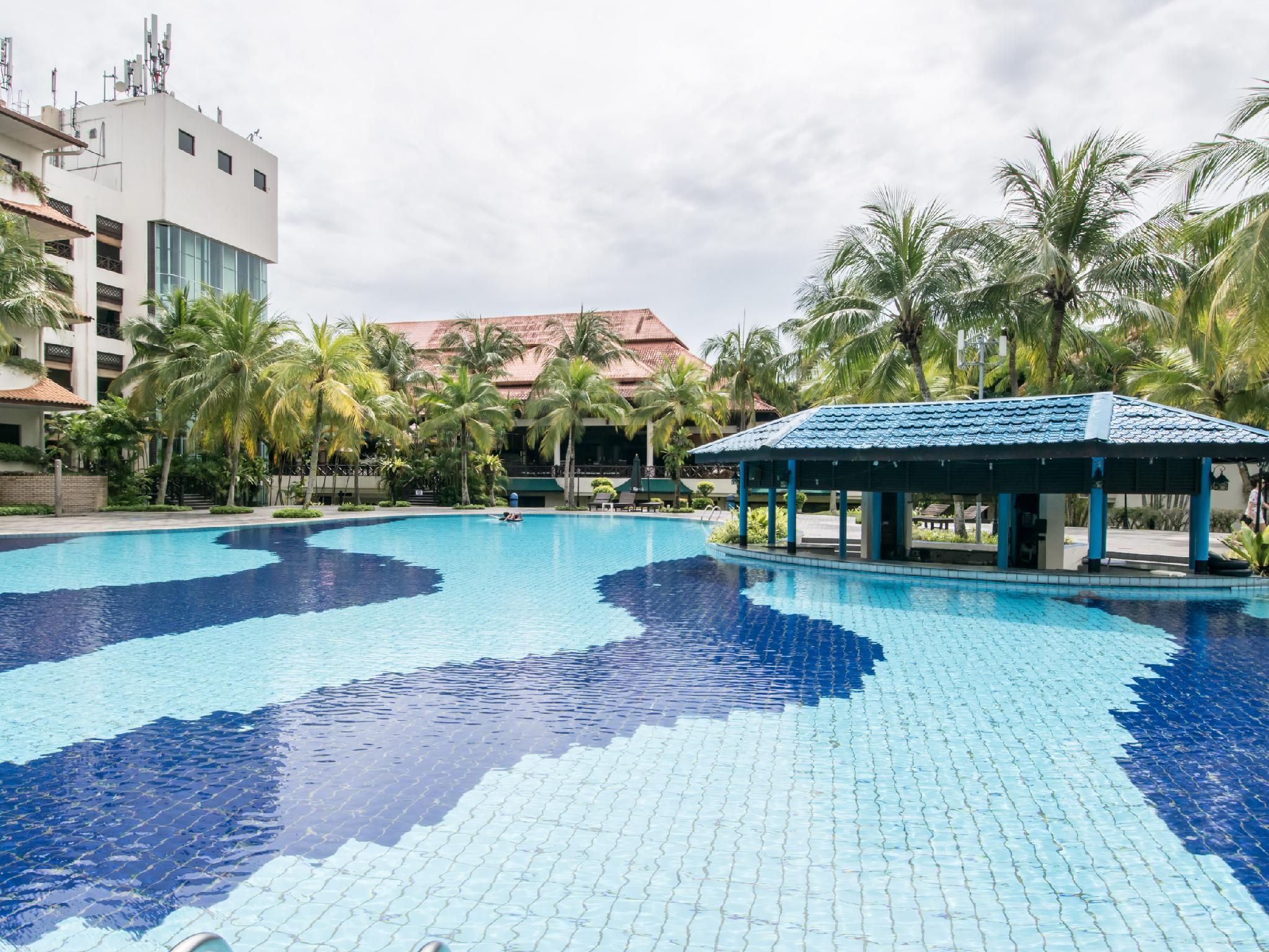 swimming pool [outdoor]
