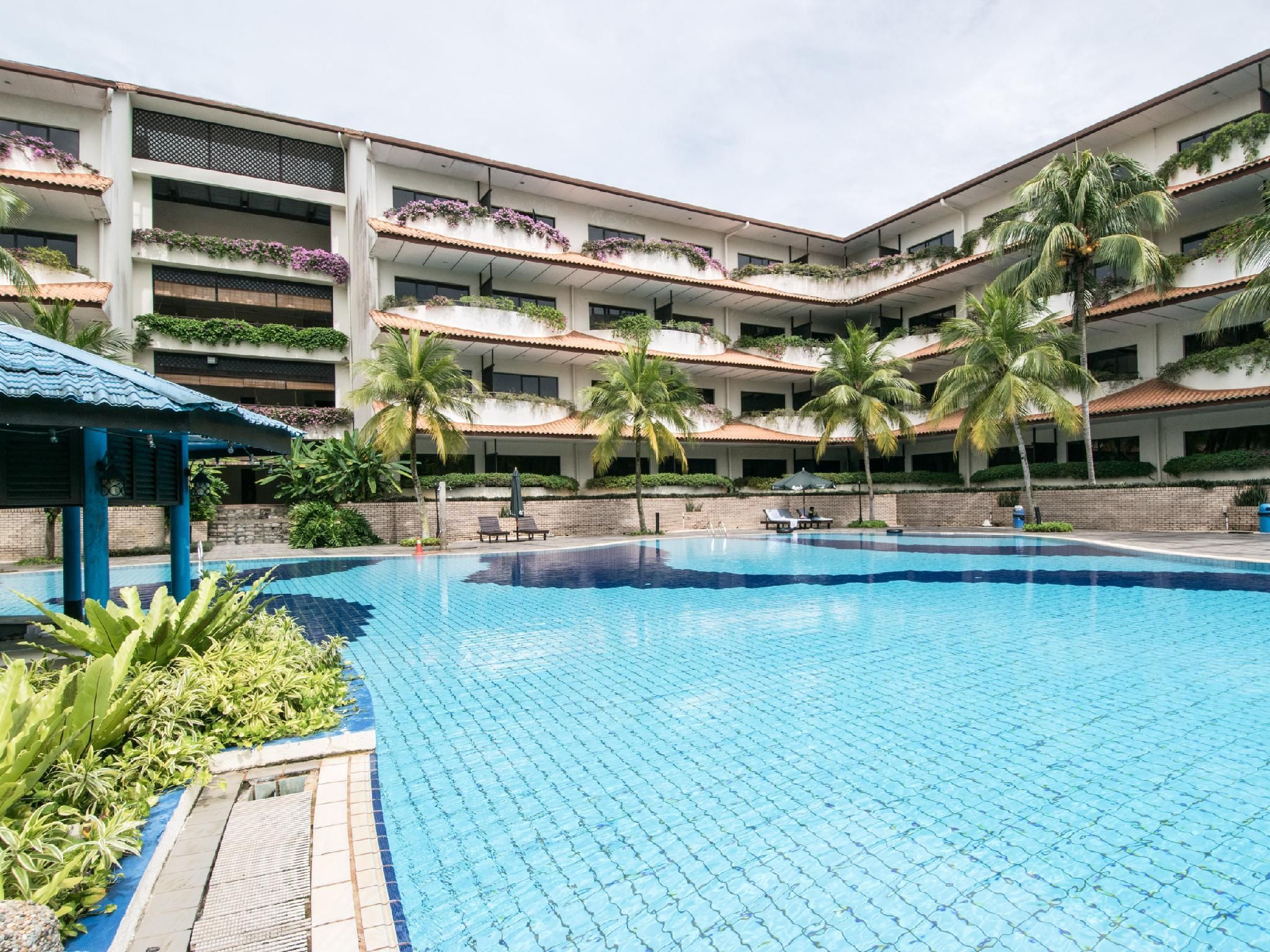 swimming pool [outdoor]