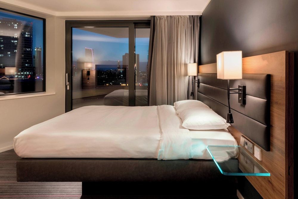 MOXY London Stratford Room, 1 Queen Bed 3