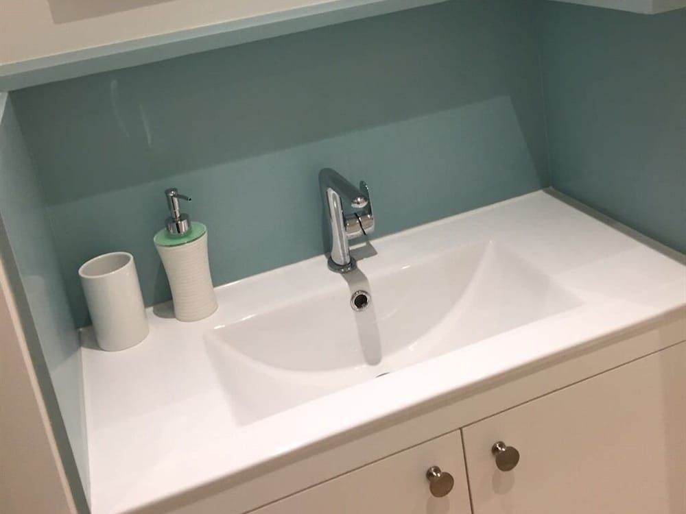 8 Owls B&B Cottage, Private Bathroom (The Cottage) 3