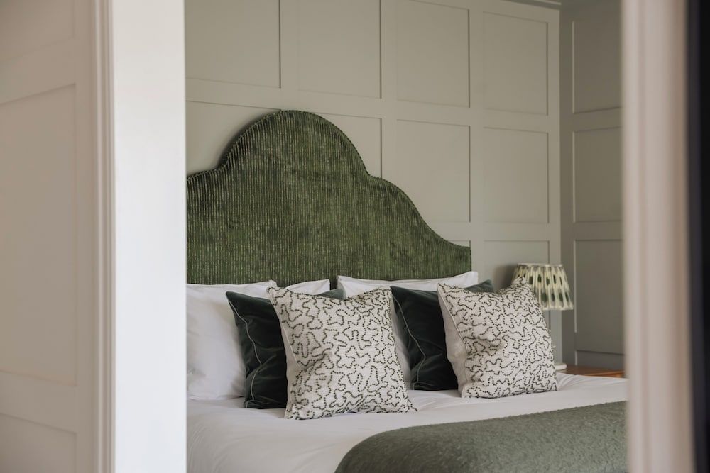 Donnington & Co. Suite 2