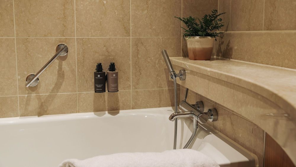 Donnington & Co. Executive Twin Room 2