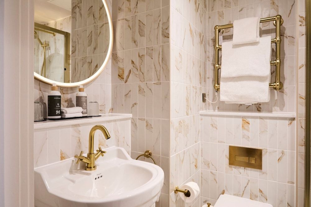 Francis Hotel Bath Classic Double Room, 1 Double Bed, Ensuite 6