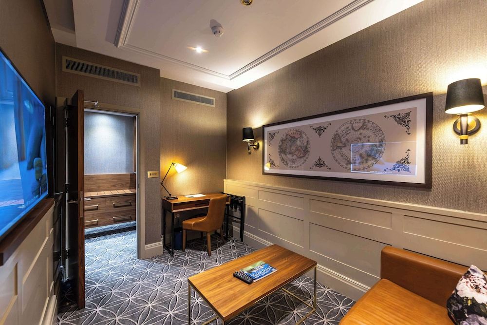 undefined 100 Queen's Gate Hotel London Kensington, Curio Collection by Hilton 4