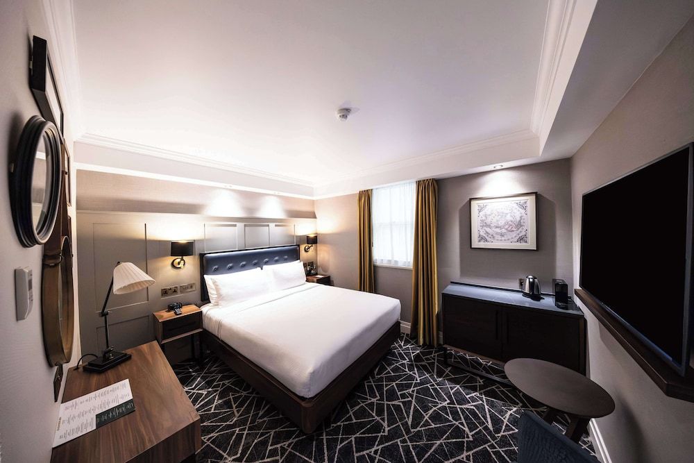 100 Queen's Gate Hotel London Kensington, Curio Collection by Hilton Cosy Atrium